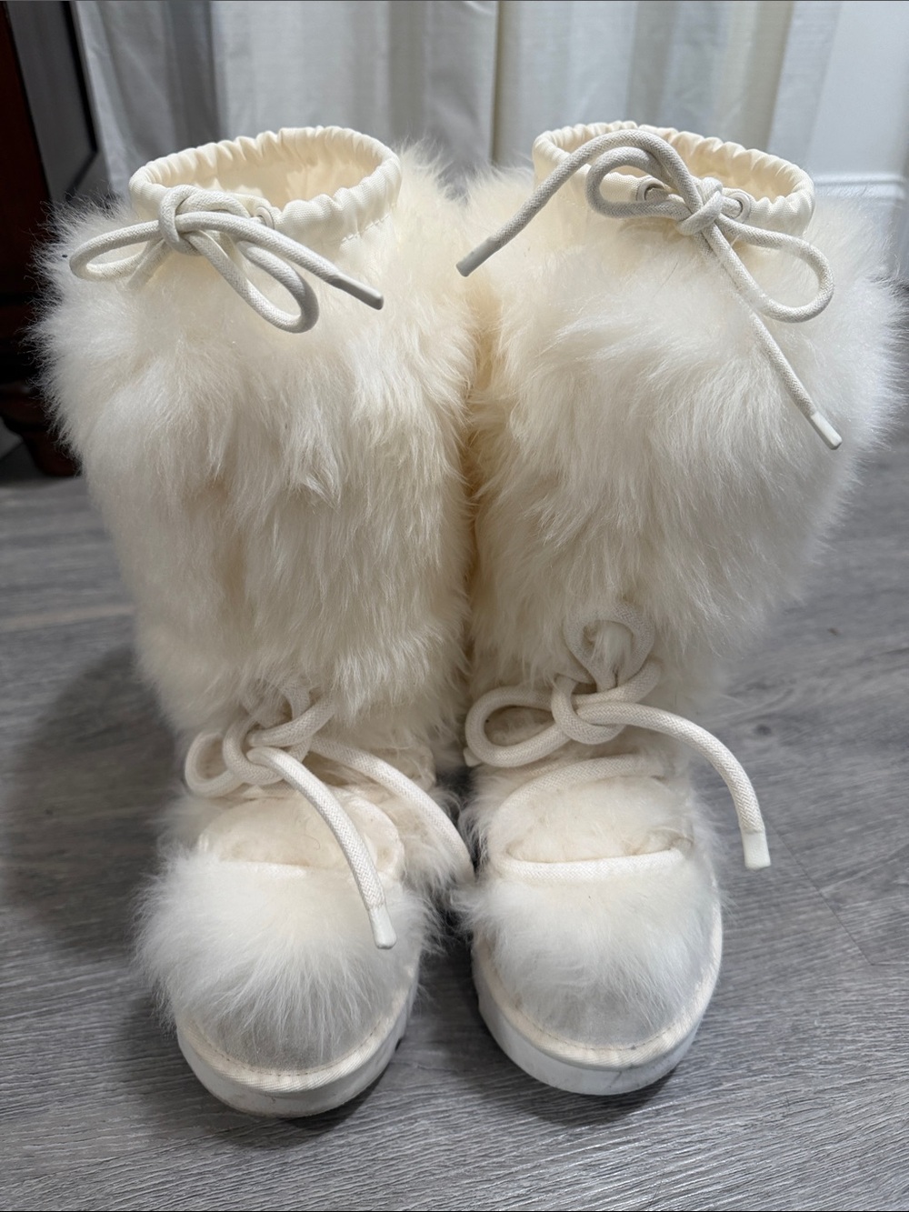 UGG Chalet boots, cream colored, worn twice in the snow size 8